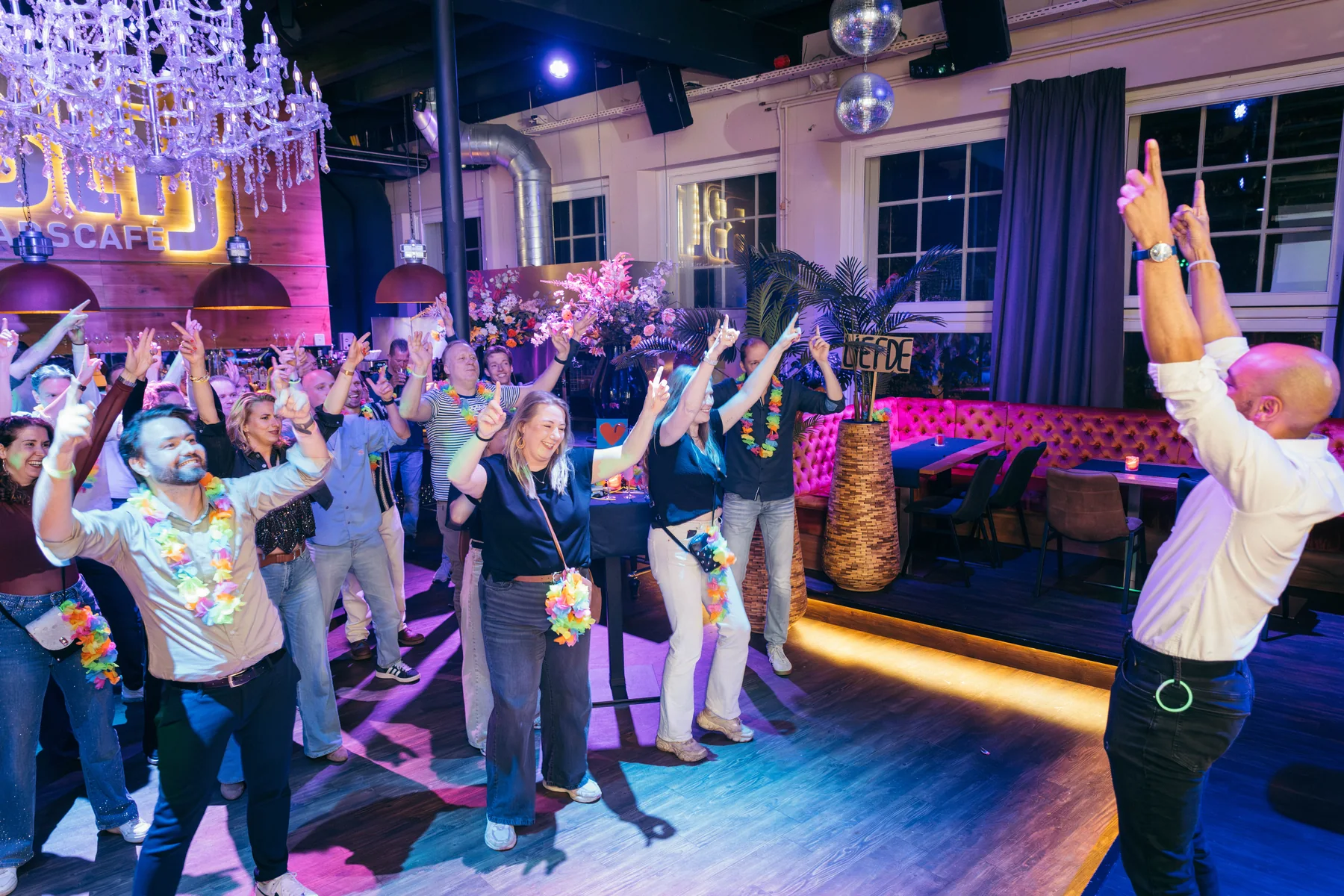 Bezoekers dansen tijdens Singles Borrel Zwolle